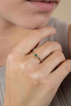 Outlet Zinzi gold plated zilveren ring met ronde chatonzettingen diepgroen en champagne kleurstenen 3mm breed ZIR2562