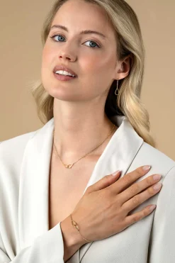 Outlet Zinzi gold plated zilveren armband met paperclip-schakels, waarbij in het midden twee druppelvormen mooi met elkaar verbonden zijn 17-20cm ZIA2634