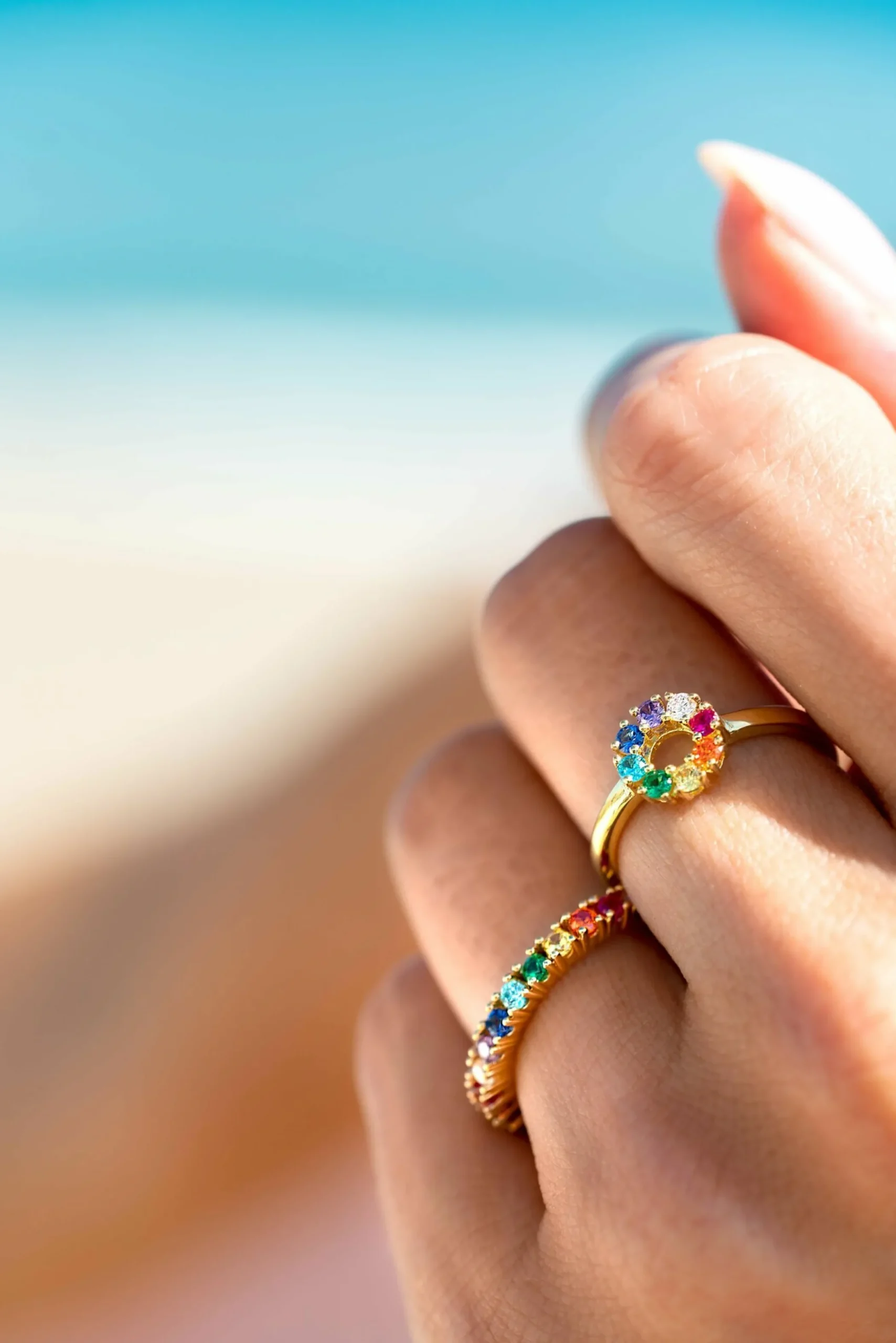 Best Zinzi gold plated zilveren aanschuifring 2,5mm breed met regenboog aan kleurstenen ZIR2170