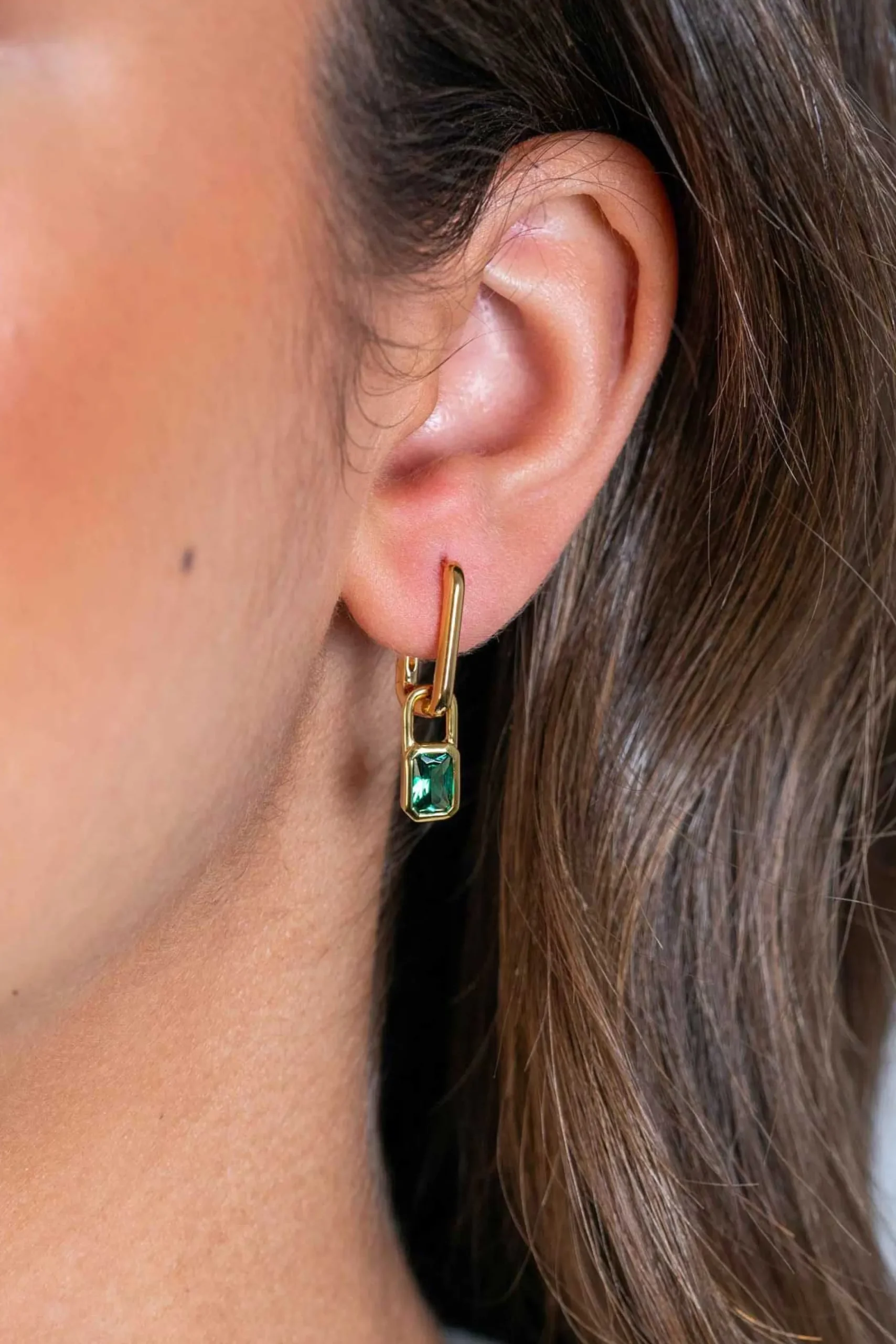Best Zinzi gold plated zilveren oorbedels rechthoek met groene kleurstenen 13mm ZICH2307 (zonder oorringen)