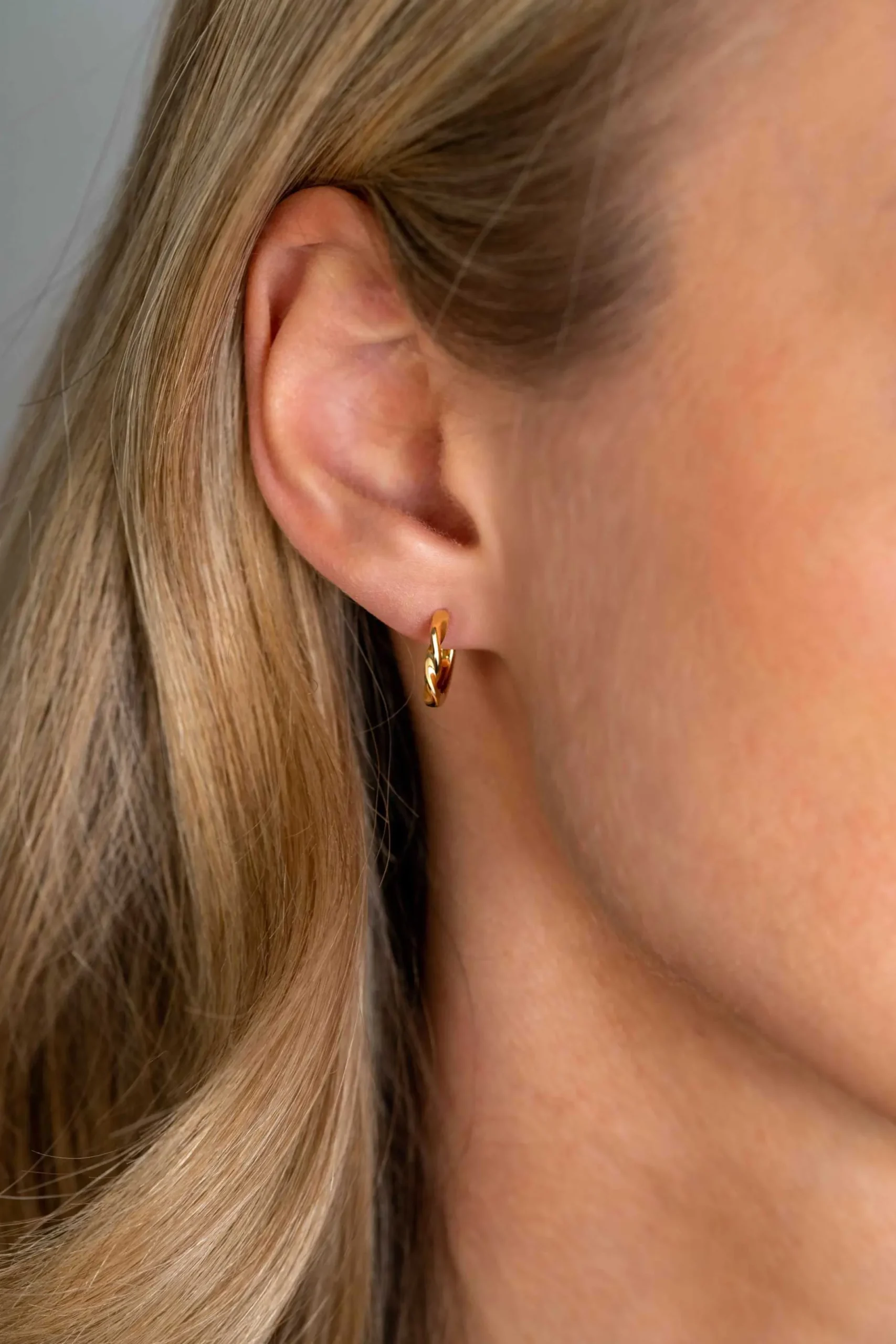Outlet Zinzi gold plated zilveren oorringen met gedraaide buis 12 x 2mm ZIO2321G
