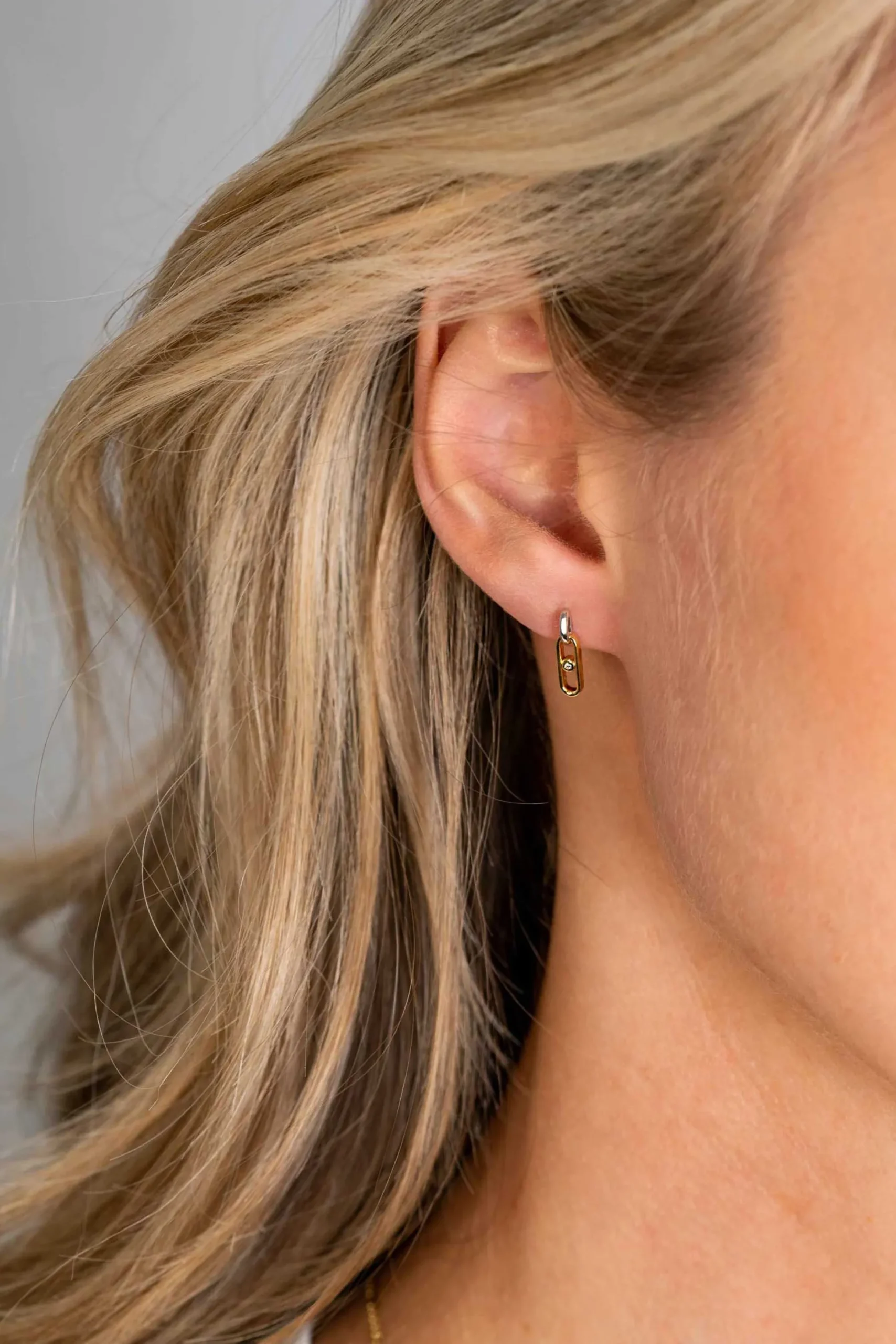 Best Zinzi gold plated zilveren ovale oorstekers 12mm bezet met witte zirconia ZIO2300