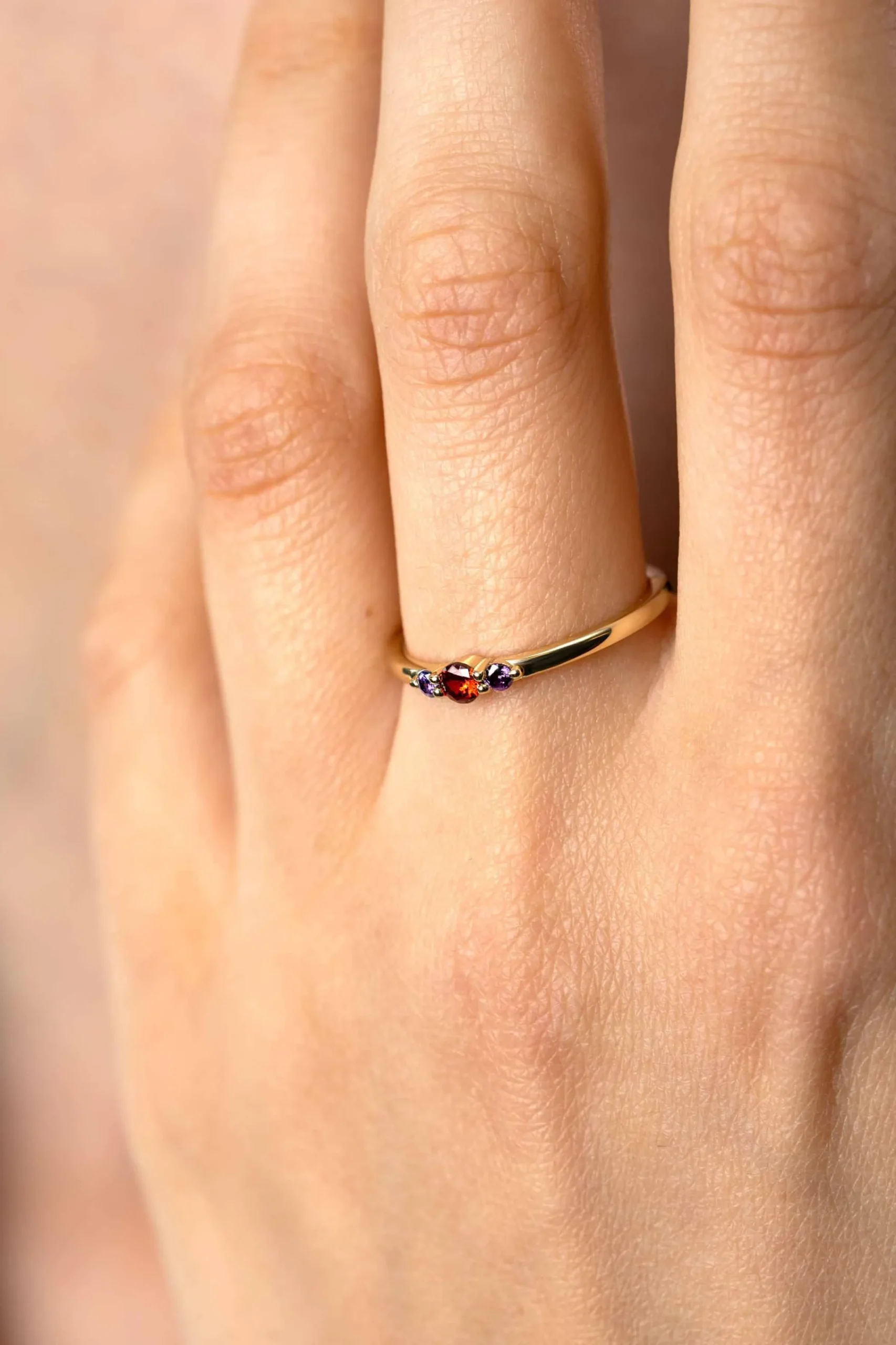 Clearance Zinzi gold plated zilveren ring met ronde chatonzettingen rood granaat en paarse kleurstenen 3mm breed ZIR2563