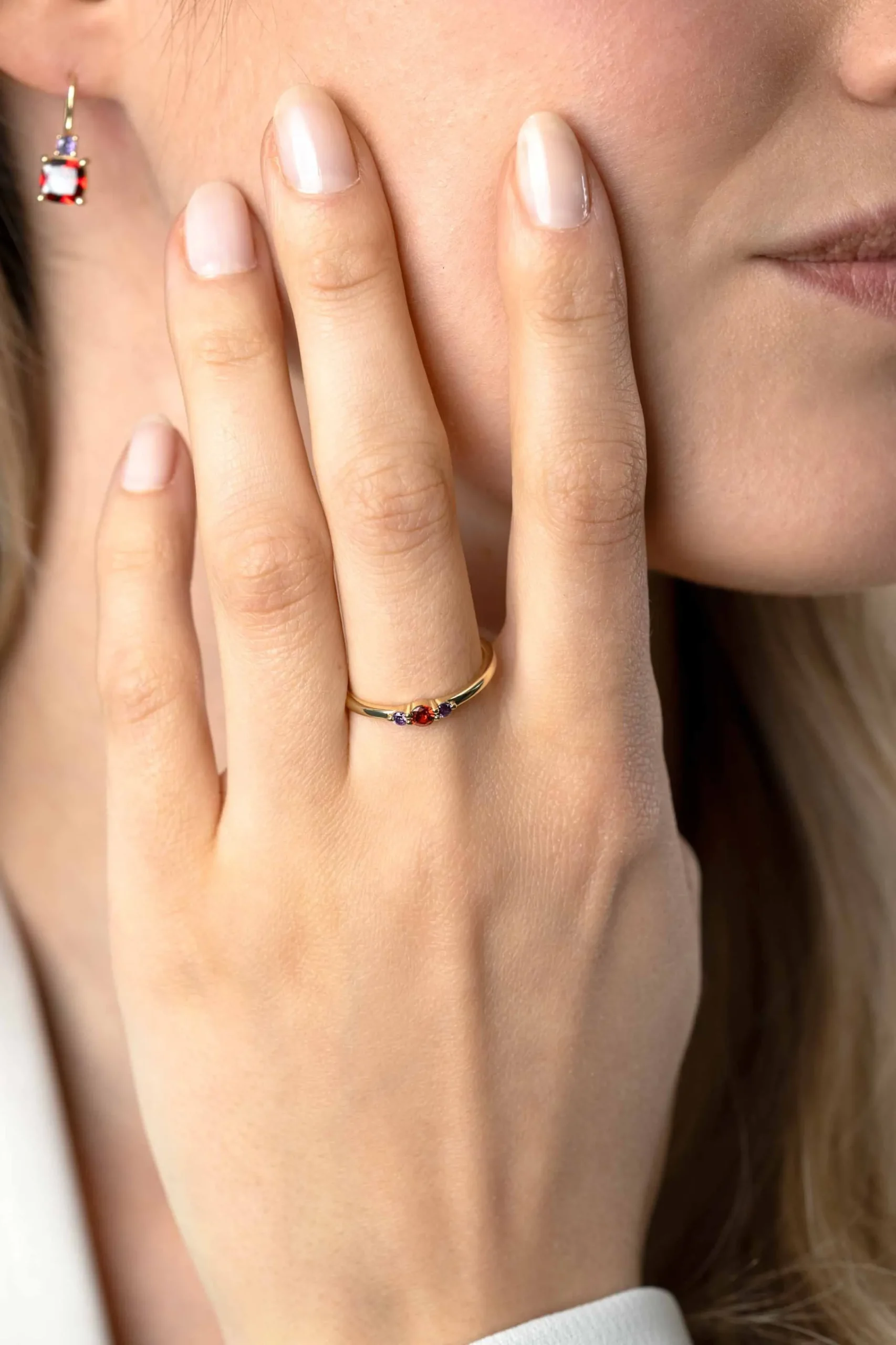 Clearance Zinzi gold plated zilveren ring met ronde chatonzettingen rood granaat en paarse kleurstenen 3mm breed ZIR2563