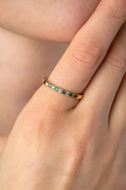 Clearance Zinzi gold plated zilveren aanschuifring 2mm breed in chatonzettingen bezet met diepgroene kleurstenen en witte zirconia's ZIR2557