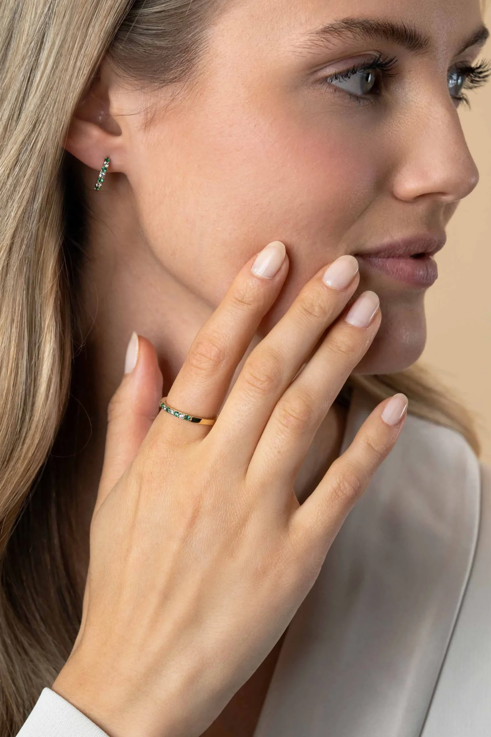 Clearance Zinzi gold plated zilveren aanschuifring 2mm breed in chatonzettingen bezet met diepgroene kleurstenen en witte zirconia's ZIR2557