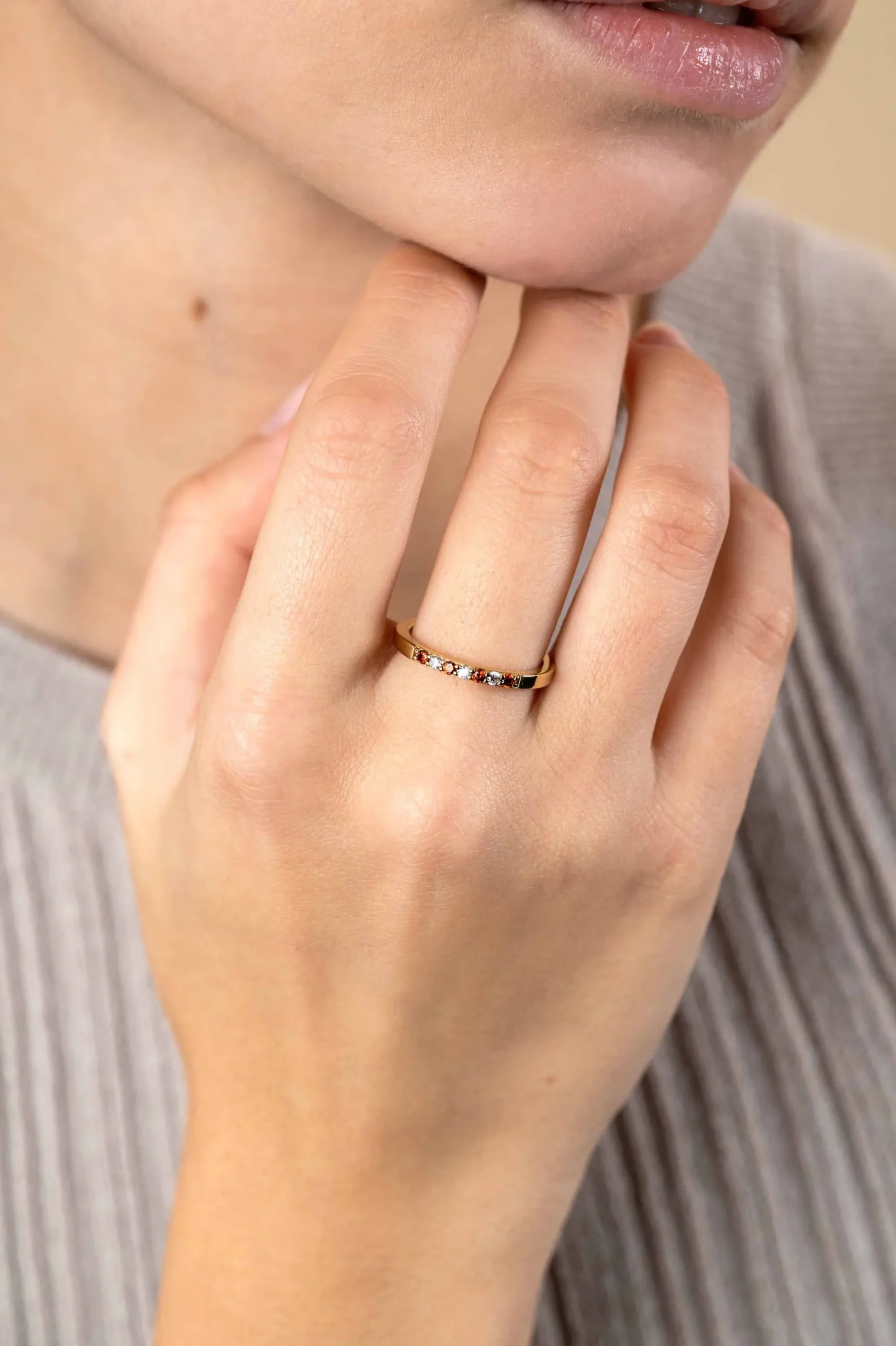 Zinzi gold plated zilveren aanschuifring 2mm breed in chatonzettingen bezet met rood granaat kleurstenen en witte zirconia's ZIR2558