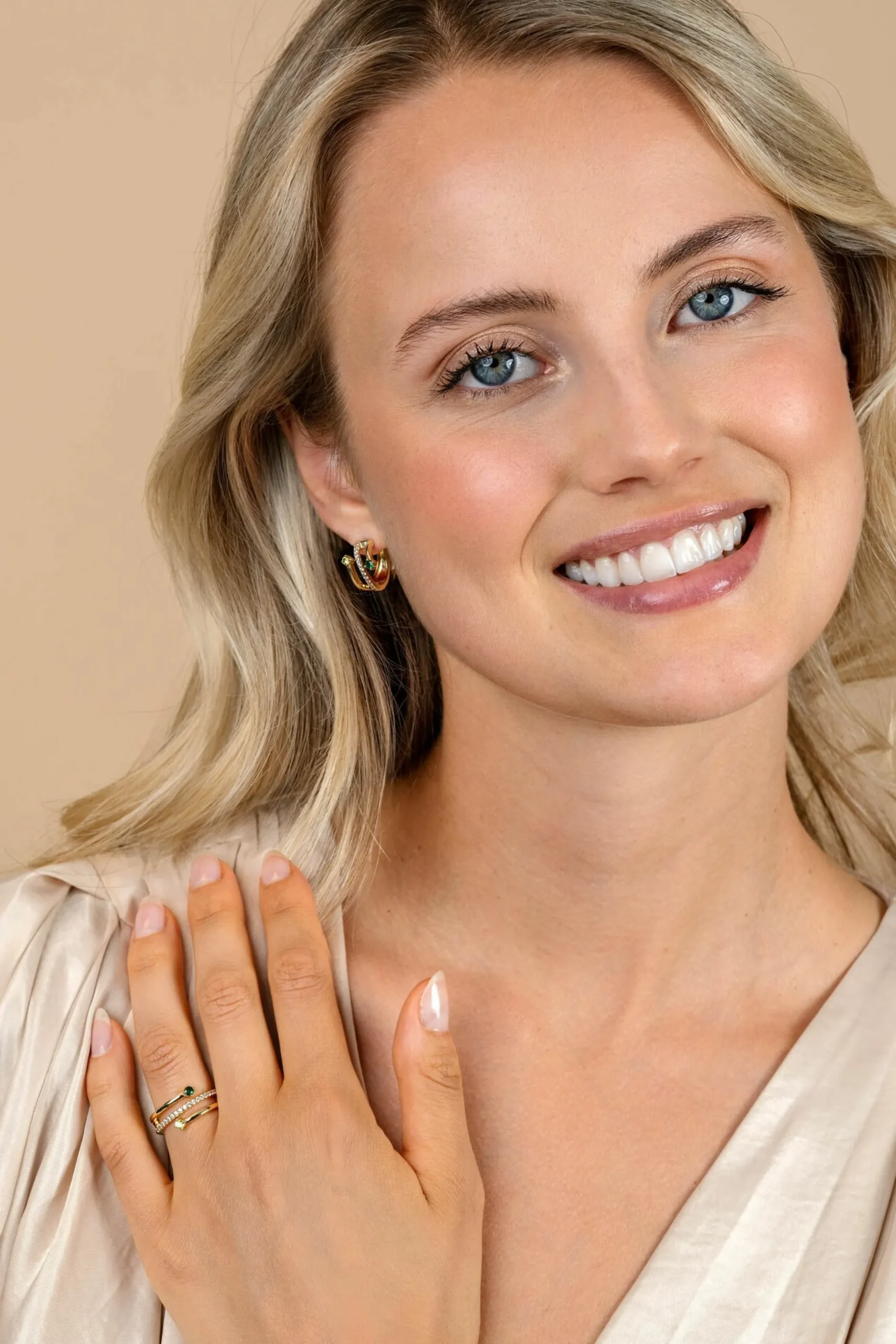 Outlet Zinzi gold plated zilveren multi-look ring (9mm breed) met 3 rijen, bezet met groene kleurstenen en witte zirconia's ZIR2646G