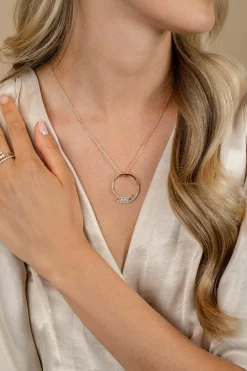 Discount Zinzi gold plated zilveren ketting met grote open ronde hanger 25mm bezet met witte zirkonia's 45-50 cm ZIC2645Y