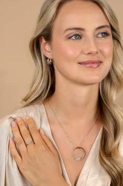 Discount Zinzi gold plated zilveren ketting met grote open ronde hanger 25mm bezet met witte zirkonia's 45-50 cm ZIC2645Y
