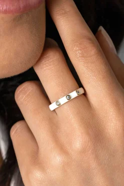 Outlet Zinzi gold plated zilveren aanschuifring trendy wit emaille en witte zirconia's 3mm ZIR2315W