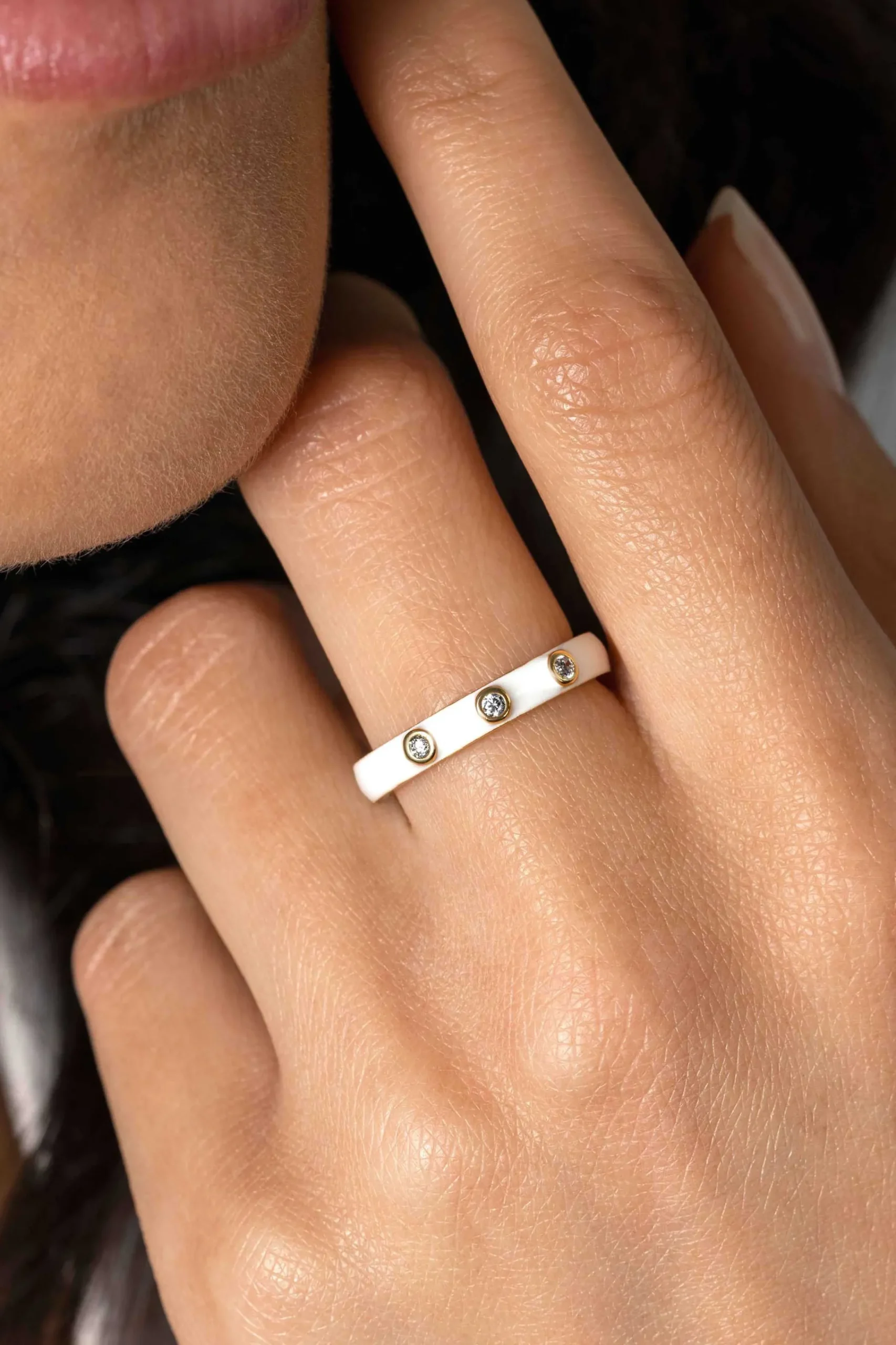 Outlet Zinzi gold plated zilveren aanschuifring trendy wit emaille en witte zirconia's 3mm ZIR2315W