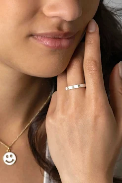 Outlet Zinzi gold plated zilveren aanschuifring trendy wit emaille en witte zirconia's 3mm ZIR2315W