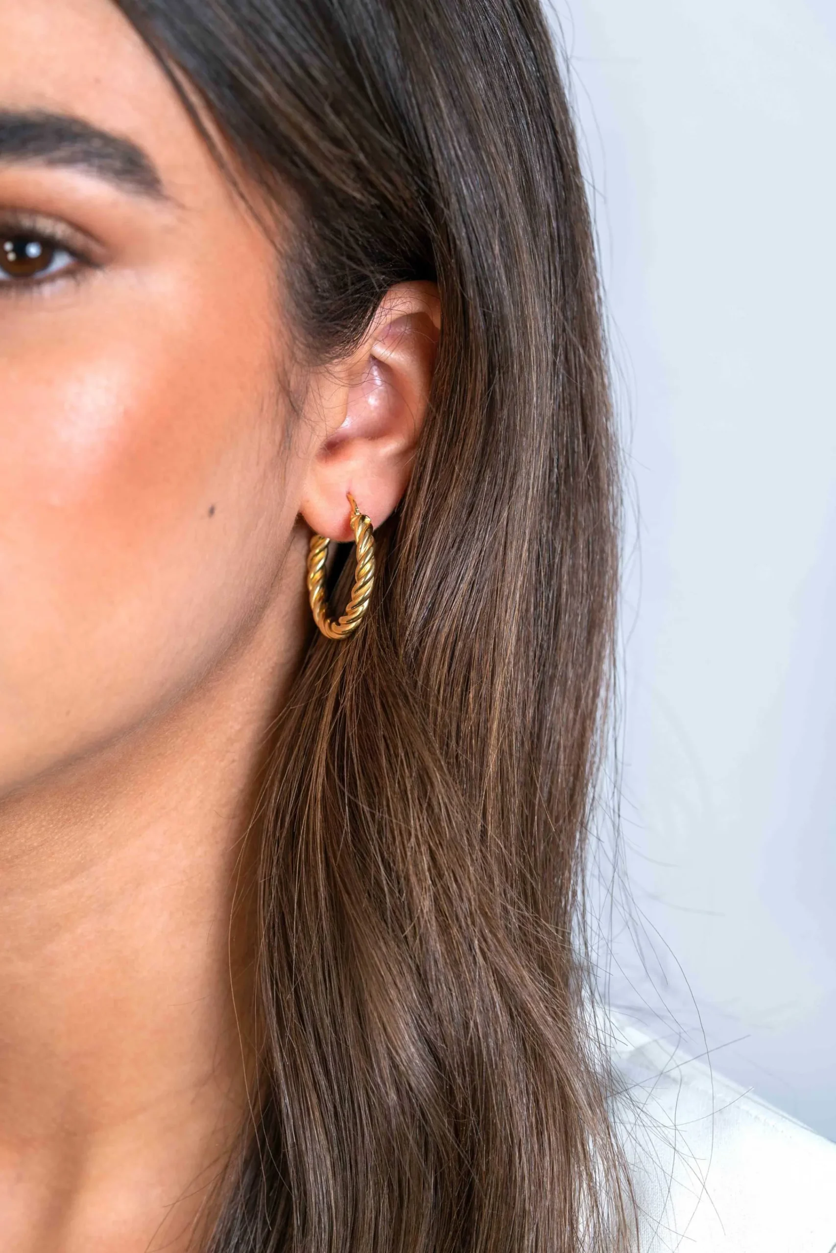 Best Zinzi gold plated zilveren wokkel oorringen met gedraaide buis 26x4mm ZIO2281G