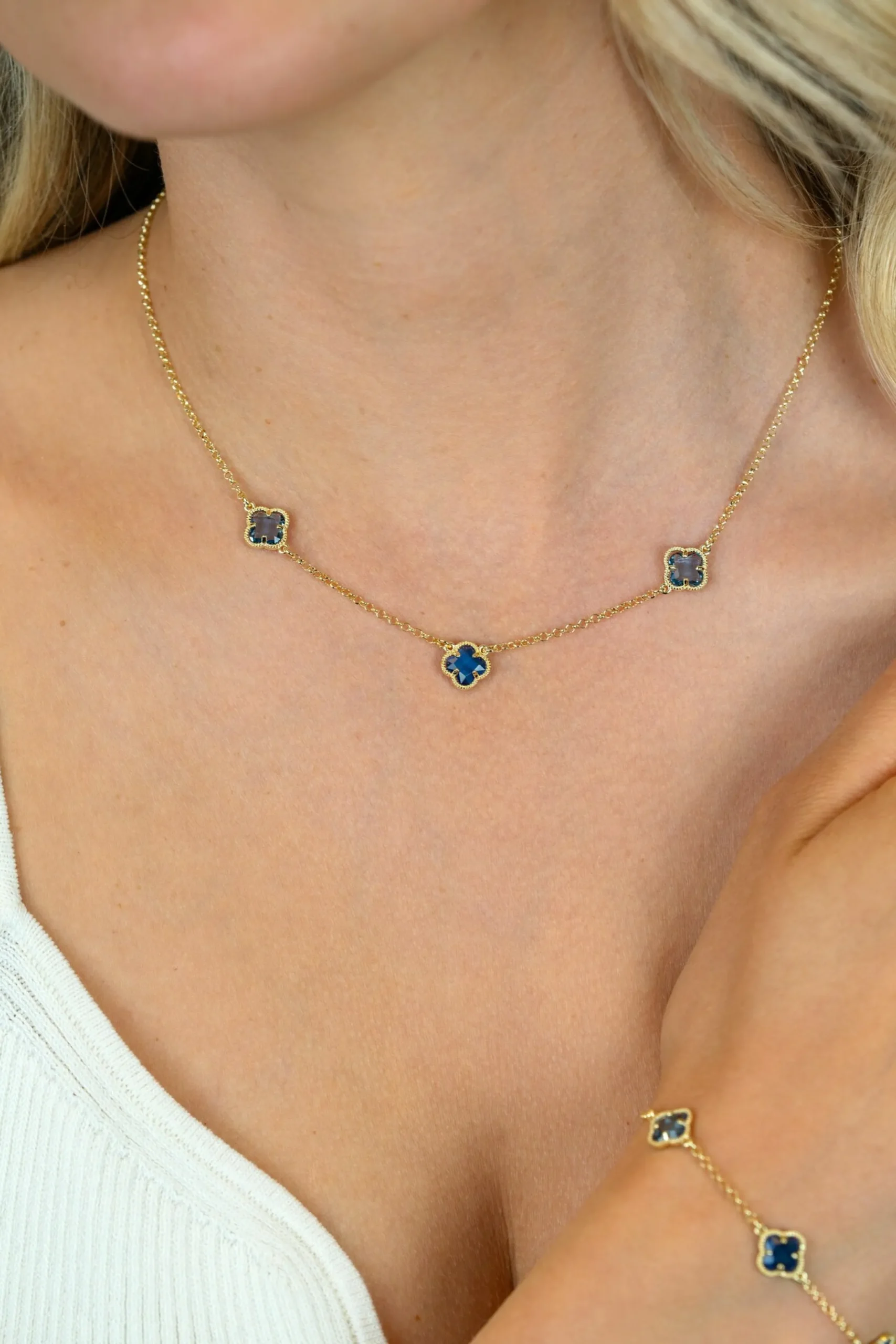 Clearance Zinzi gold plated zilveren schakelketting met twee lichtblauwe klavers en een donkerblauwe klaver 42-45cm ZIC2662B