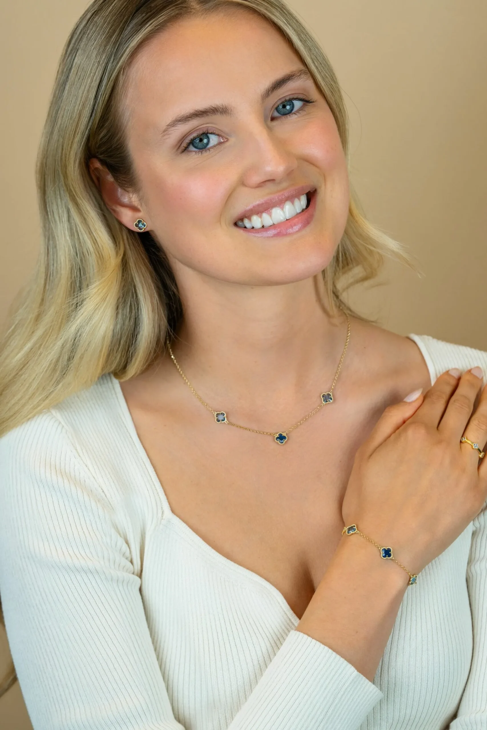 Clearance Zinzi gold plated zilveren schakelketting met twee lichtblauwe klavers en een donkerblauwe klaver 42-45cm ZIC2662B