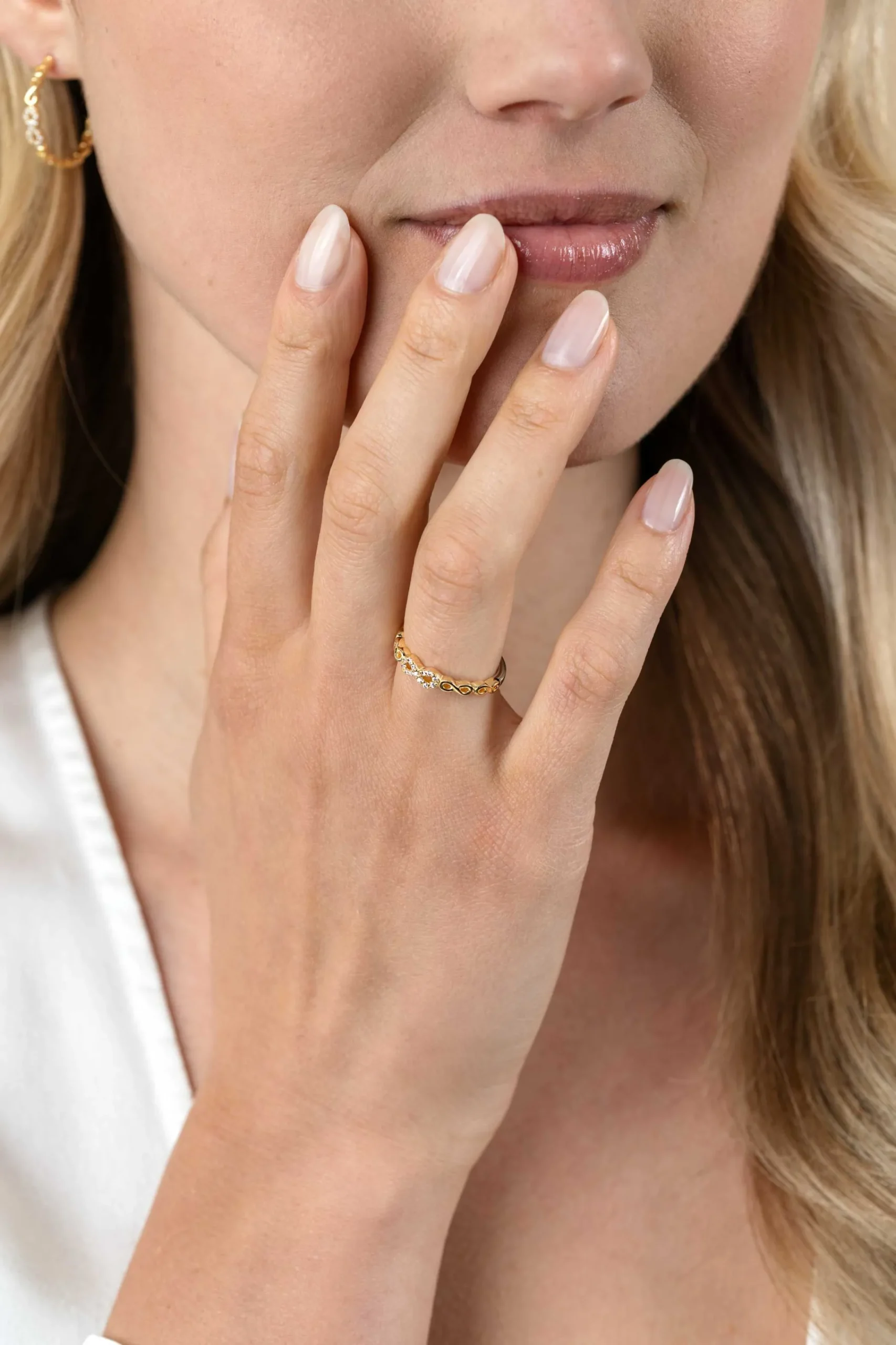 Hot Zinzi gold plated zilveren aanschuifring met sierlijke Infinity schakels, middelste is bezet met witte zirconia's 3mm breed ZIR2591