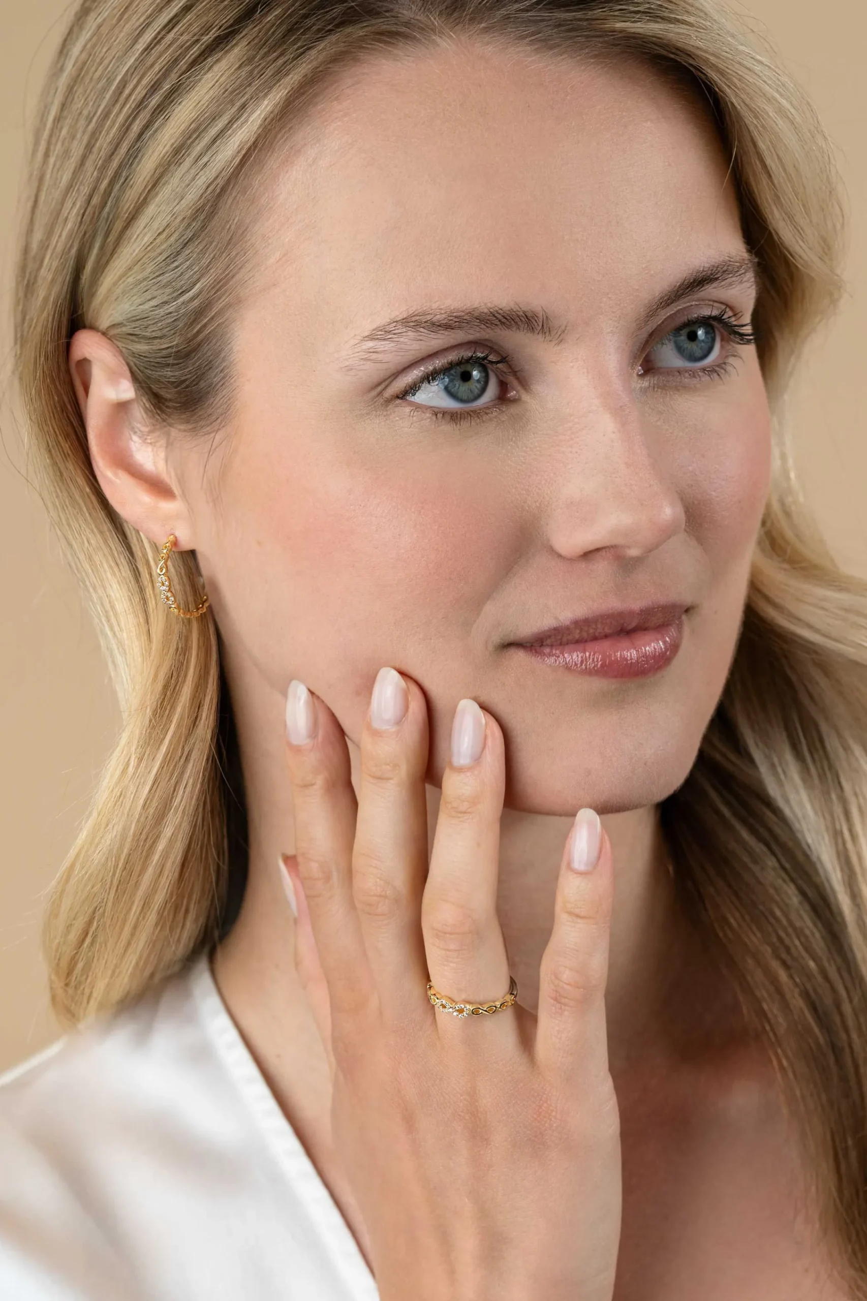 Hot Zinzi gold plated zilveren aanschuifring met sierlijke Infinity schakels, middelste is bezet met witte zirconia's 3mm breed ZIR2591