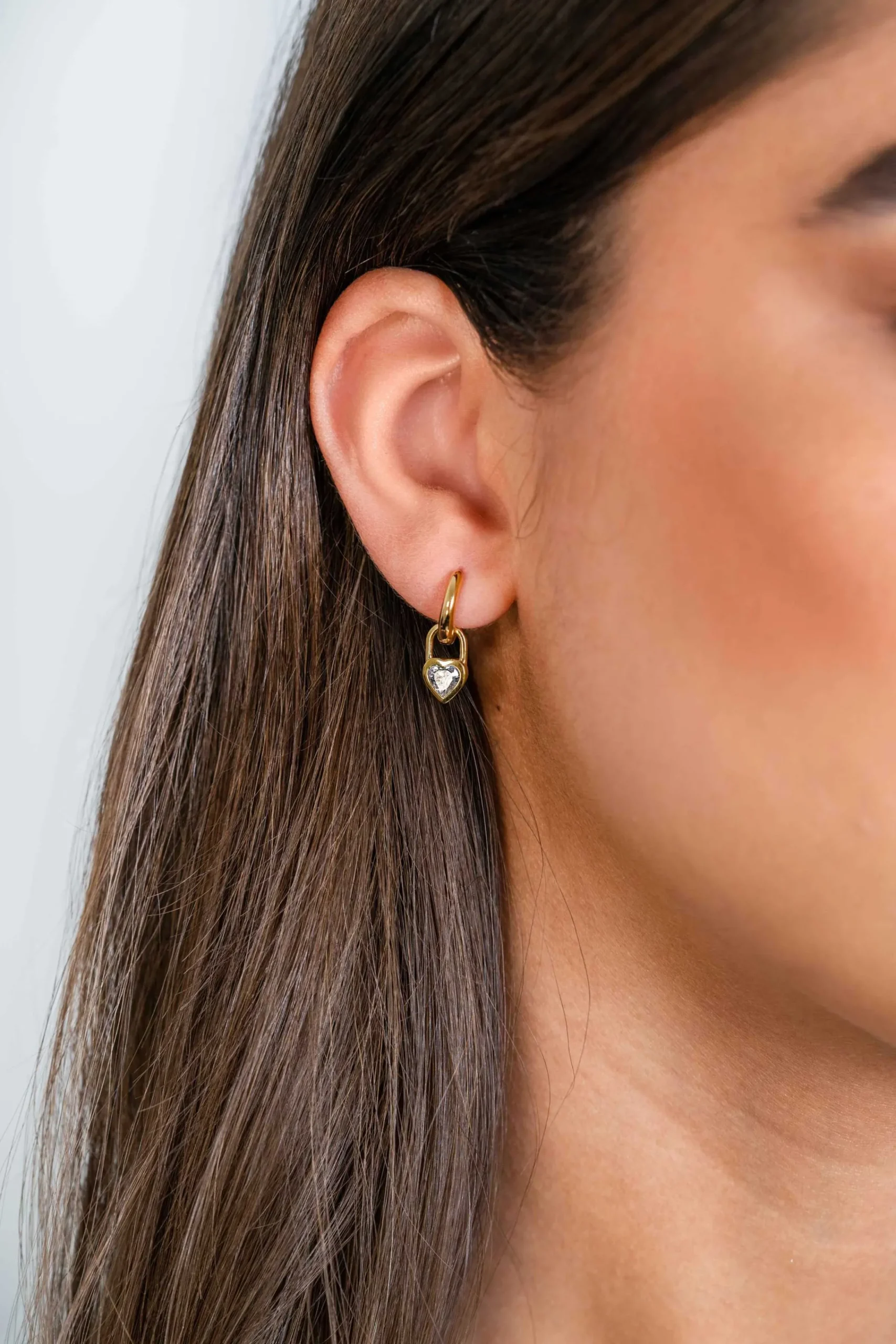 Outlet Zinzi gold plated zilveren oorbedels hart met witte zirconia 12mm ZICH2306 (zonder oorringen)