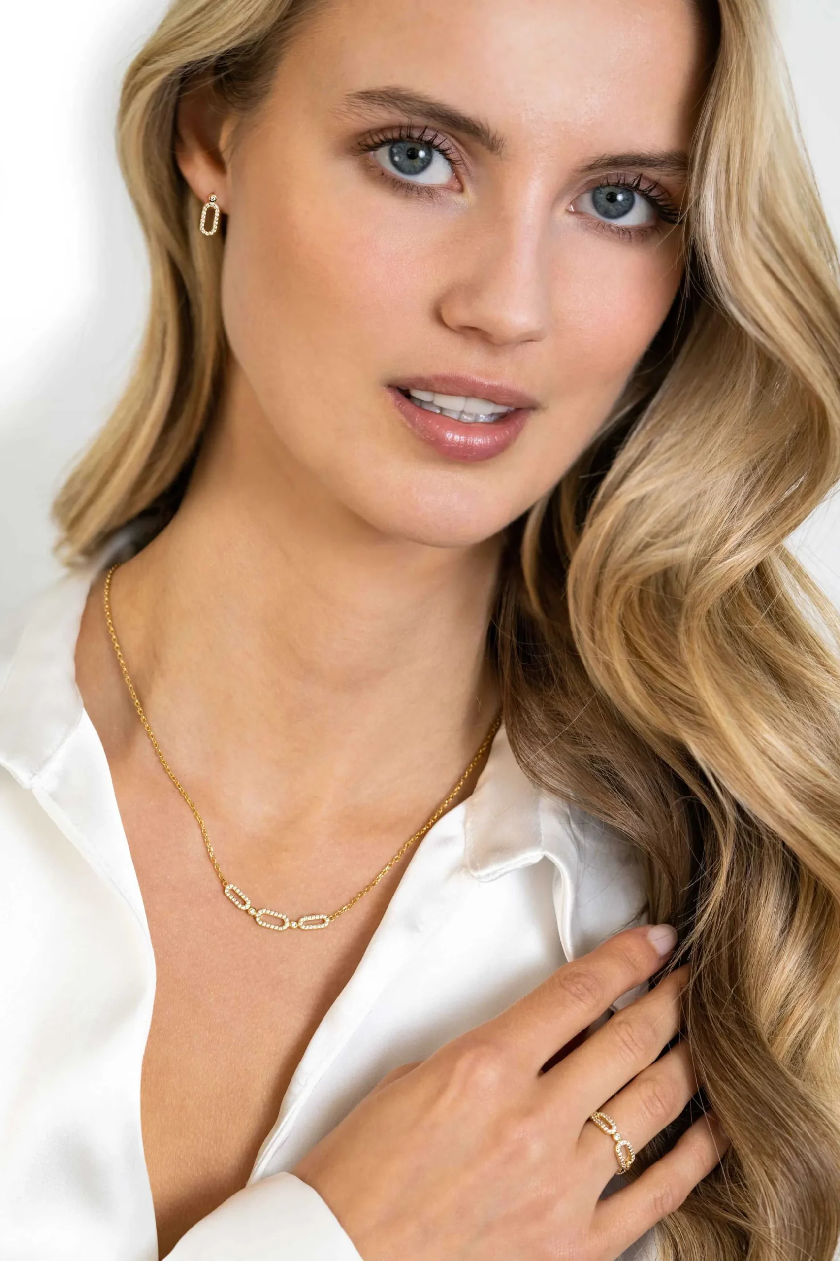 Hot Zinzi gold plated zilveren ring met drie trendy ovale schakels, schitterend bezet met witte zirconia's ZIR2398Y