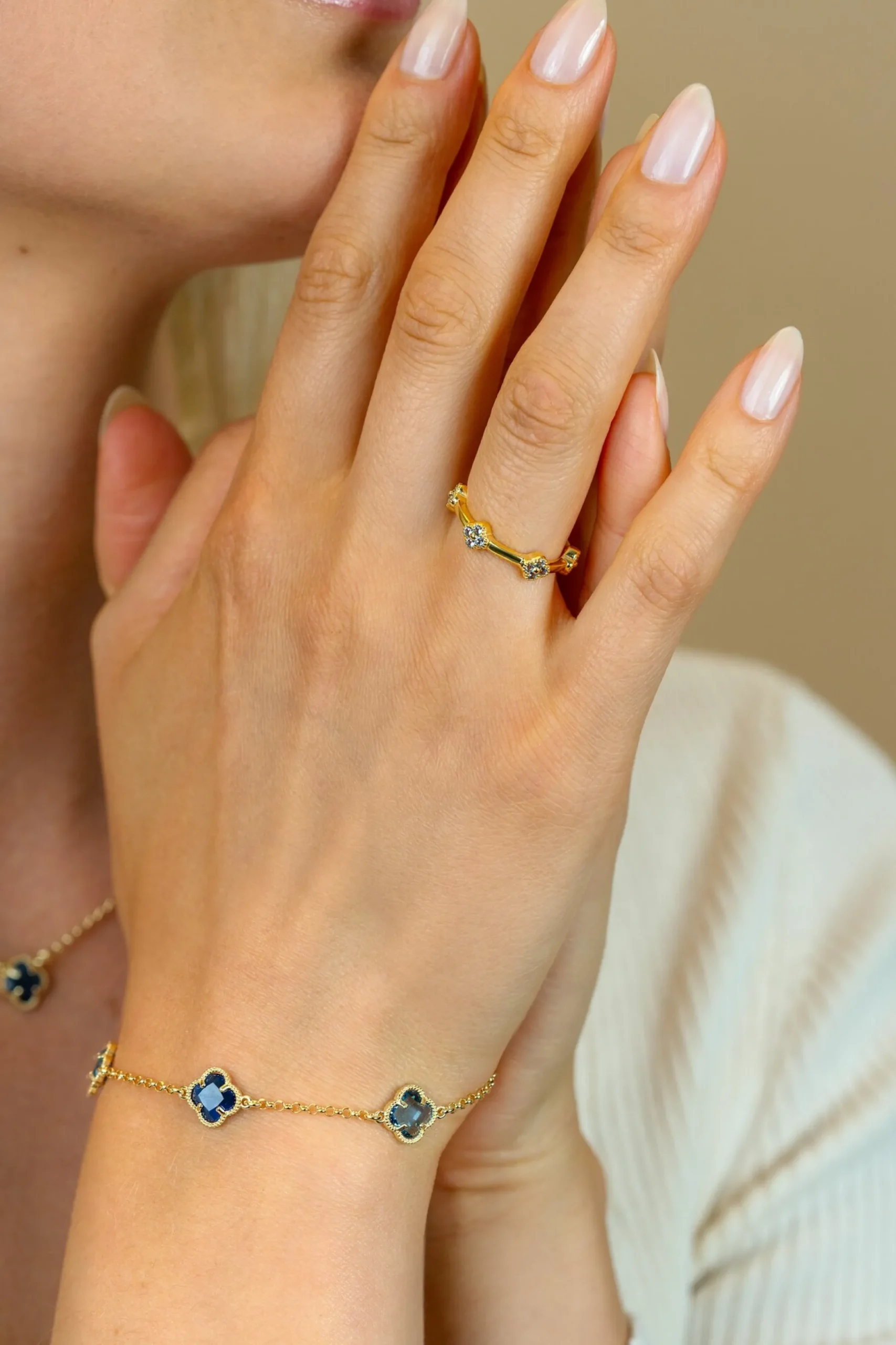 Best Zinzi gold plated zilveren ring (5mm breed) met lichtblauwe klavers ZIR2662
