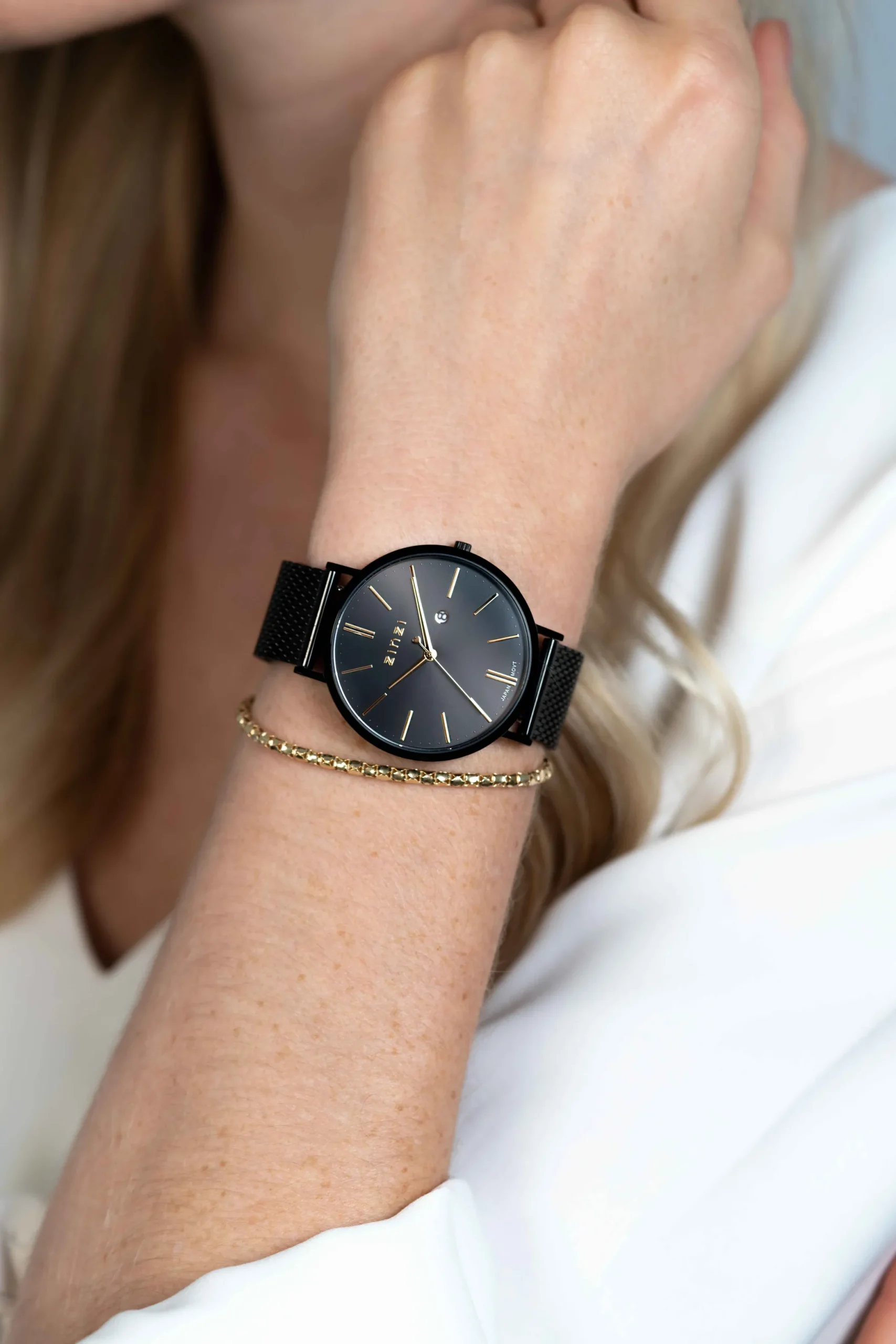 Online Zinzi Retro horloge 38mm zwarte wijzerplaat, goudkleurige wijzers, zwarte stalen kast, zwarte stalen mesh band extra dun ZIW449M