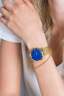 Discount Zinzi Roman horloge donkerblauwe parelmoer wijzerplaat, geelgoudkleurige stalen kast, witte zirconia's bij uuraanduiding, geelgoudkleurige stalen mesh band 34mm extra dun ZIW547M