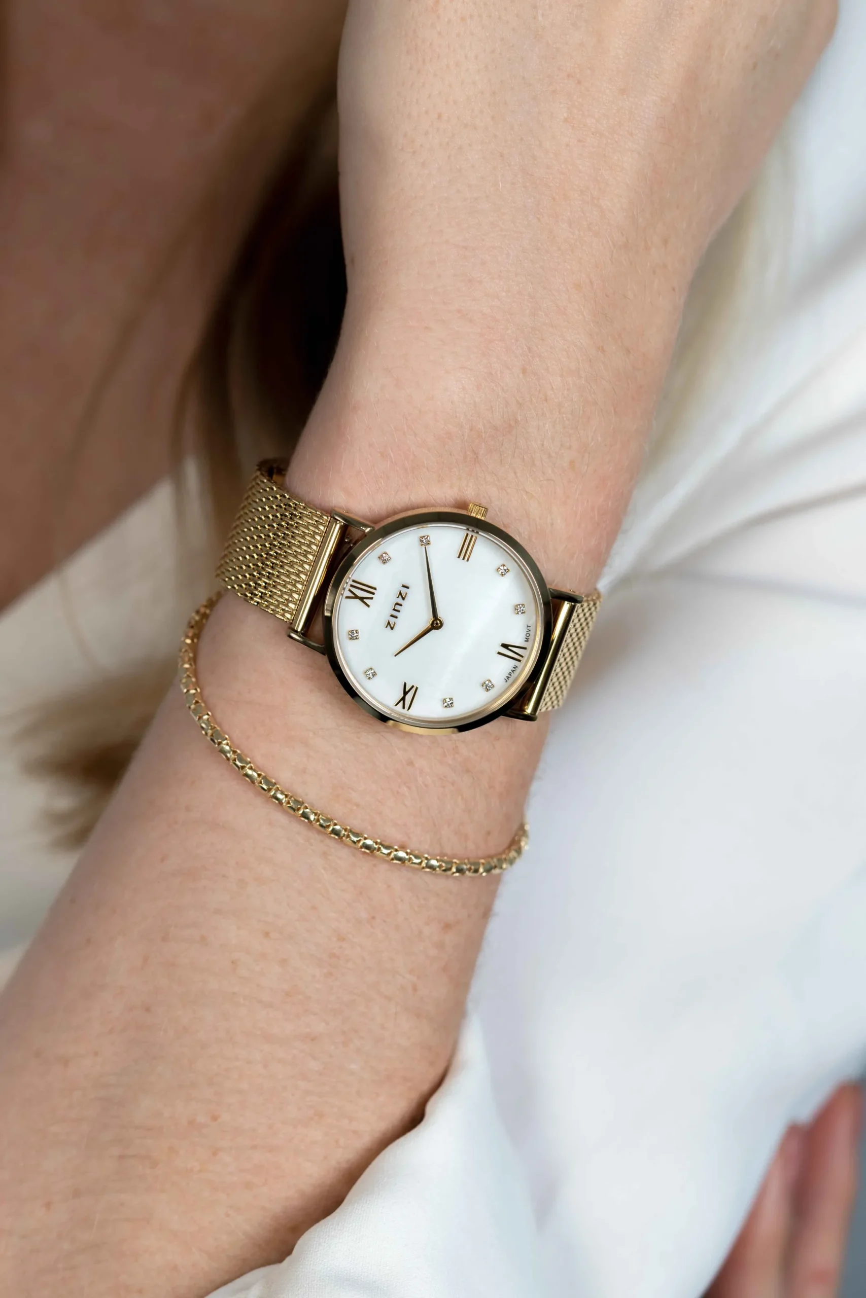 Zinzi Roman horloge witte parelmoer wijzerplaat stalen kast geelgoudkleurig stalen mesh band geelgoudkleurig 34mm extra dun ZIW548M