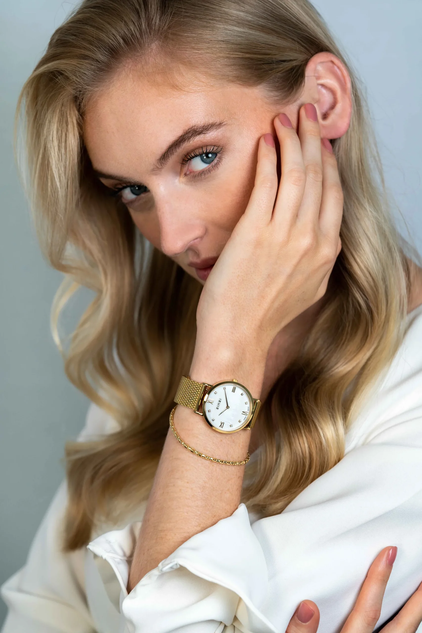 Zinzi Roman horloge witte parelmoer wijzerplaat stalen kast geelgoudkleurig stalen mesh band geelgoudkleurig 34mm extra dun ZIW548M