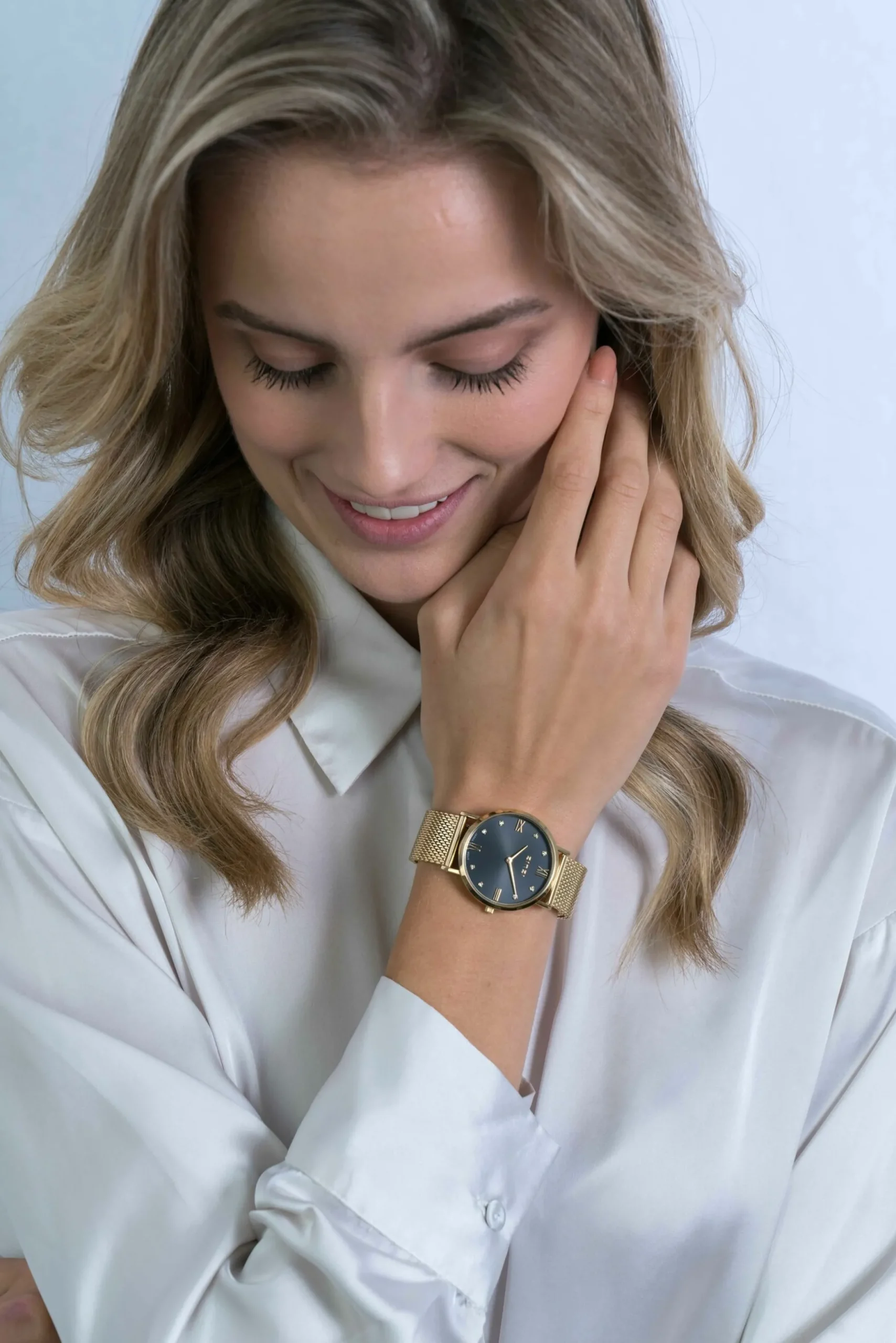 Outlet Zinzi Roman horloge zwarte wijzerplaat, witte zirconia's bij uuraanduiding, goudkleurige stalen mesh band 34mm ZIW543M