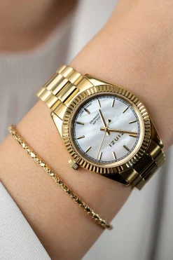 New Zinzi Solaris horloge met witte parelmoer wijzerplaat, stalen geelgoudkleurige kast 35mm en stalen band met clip-sluiting. Het Japanse uurwerk loopt op zon- en kunstlicht ZIW2134