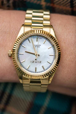 New Zinzi Solaris horloge met witte parelmoer wijzerplaat, stalen geelgoudkleurige kast 35mm en stalen band met clip-sluiting. Het Japanse uurwerk loopt op zon- en kunstlicht ZIW2134