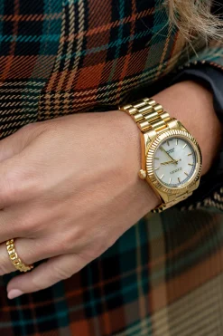 New Zinzi Solaris horloge met witte parelmoer wijzerplaat, stalen geelgoudkleurige kast 35mm en stalen band met clip-sluiting. Het Japanse uurwerk loopt op zon- en kunstlicht ZIW2134