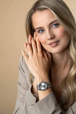 Best Zinzi Solaris horloge met zilverkleurige wijzerplaat, stalen kast 35mm en stalen band met clip-sluiting. Het Japanse uurwerk loopt op zon- en kunstlicht ZIW2102