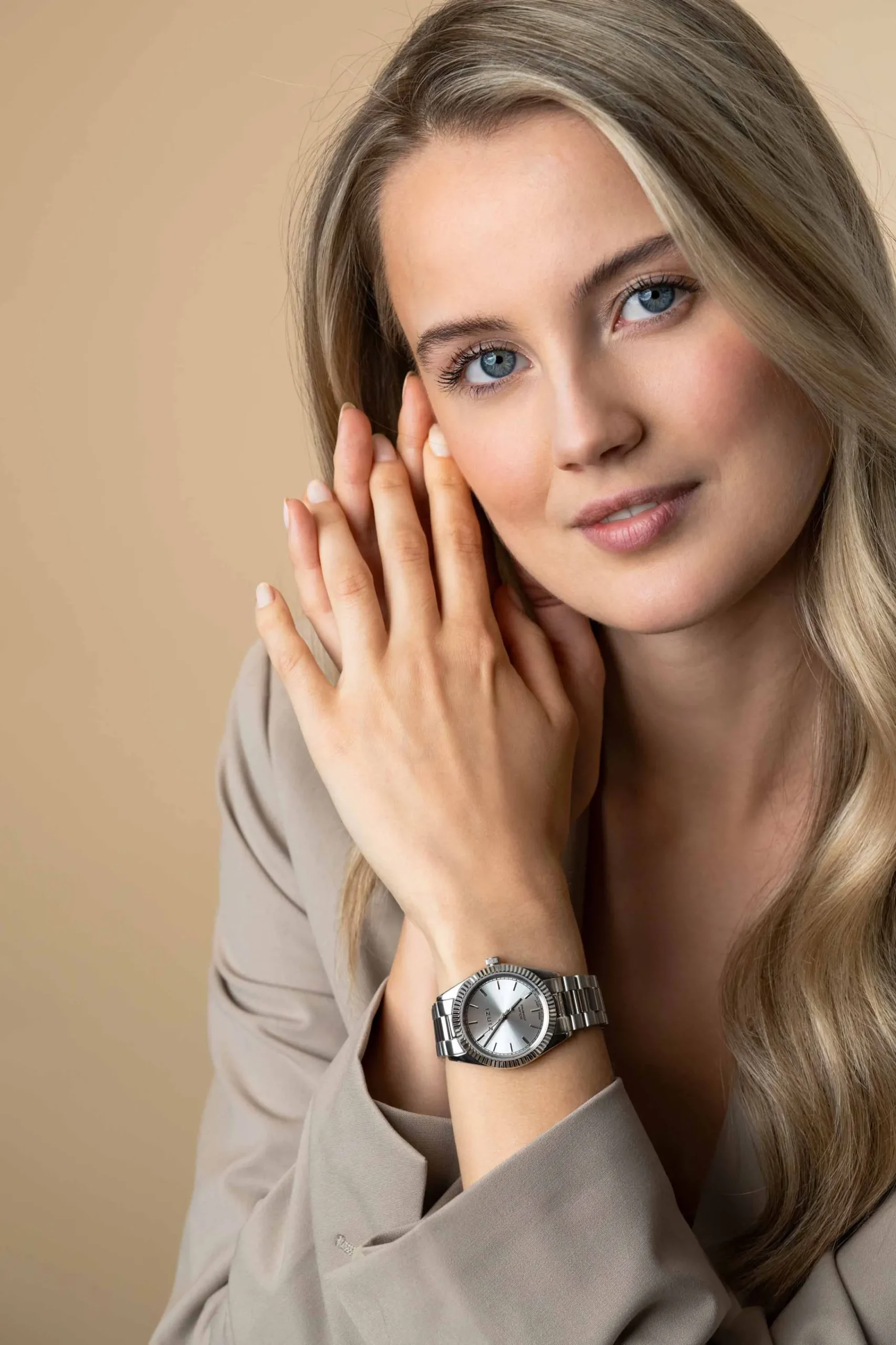 Best Zinzi Solaris horloge met zilverkleurige wijzerplaat, stalen kast 35mm en stalen band met clip-sluiting. Het Japanse uurwerk loopt op zon- en kunstlicht ZIW2102