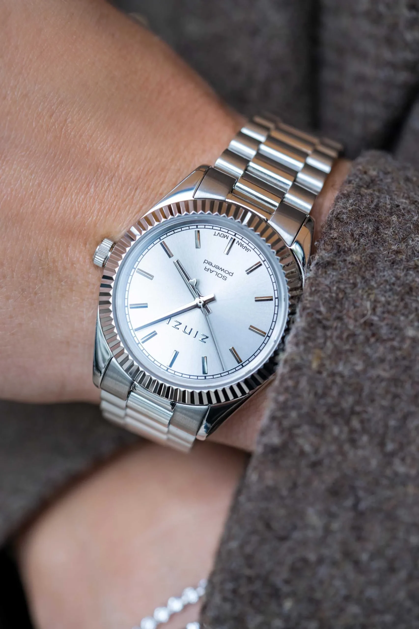 Best Zinzi Solaris horloge met zilverkleurige wijzerplaat, stalen kast 35mm en stalen band met clip-sluiting. Het Japanse uurwerk loopt op zon- en kunstlicht ZIW2102