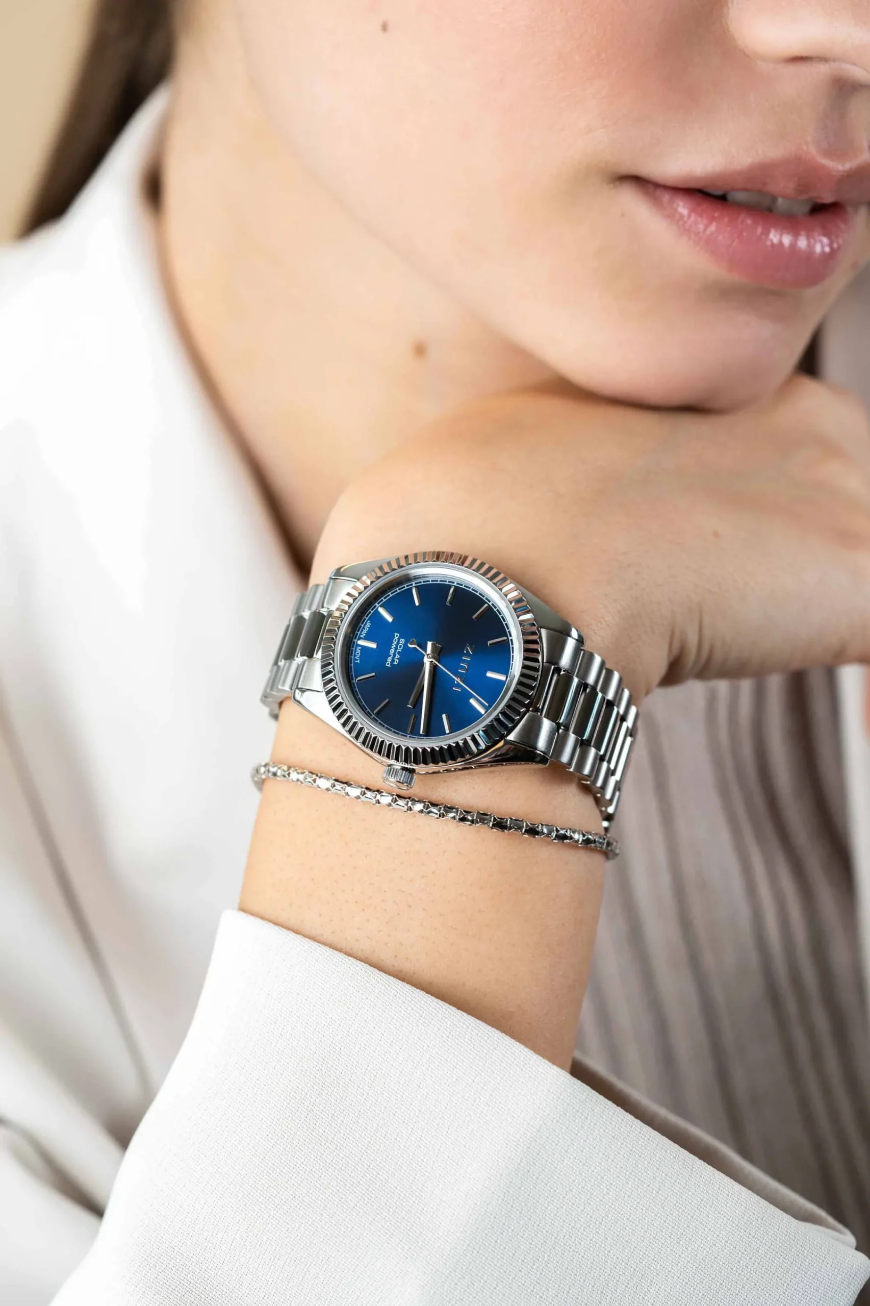 Discount Zinzi Solaris horloge met blauwe wijzerplaat, stalen kast 35mm en stalen band met clip-sluiting. Het Japanse uurwerk loopt op zon- en kunstlicht ZIW2155