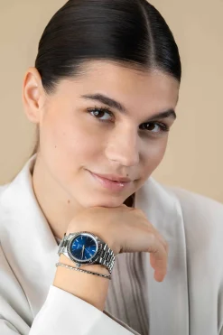 Discount Zinzi Solaris horloge met blauwe wijzerplaat, stalen kast 35mm en stalen band met clip-sluiting. Het Japanse uurwerk loopt op zon- en kunstlicht ZIW2155
