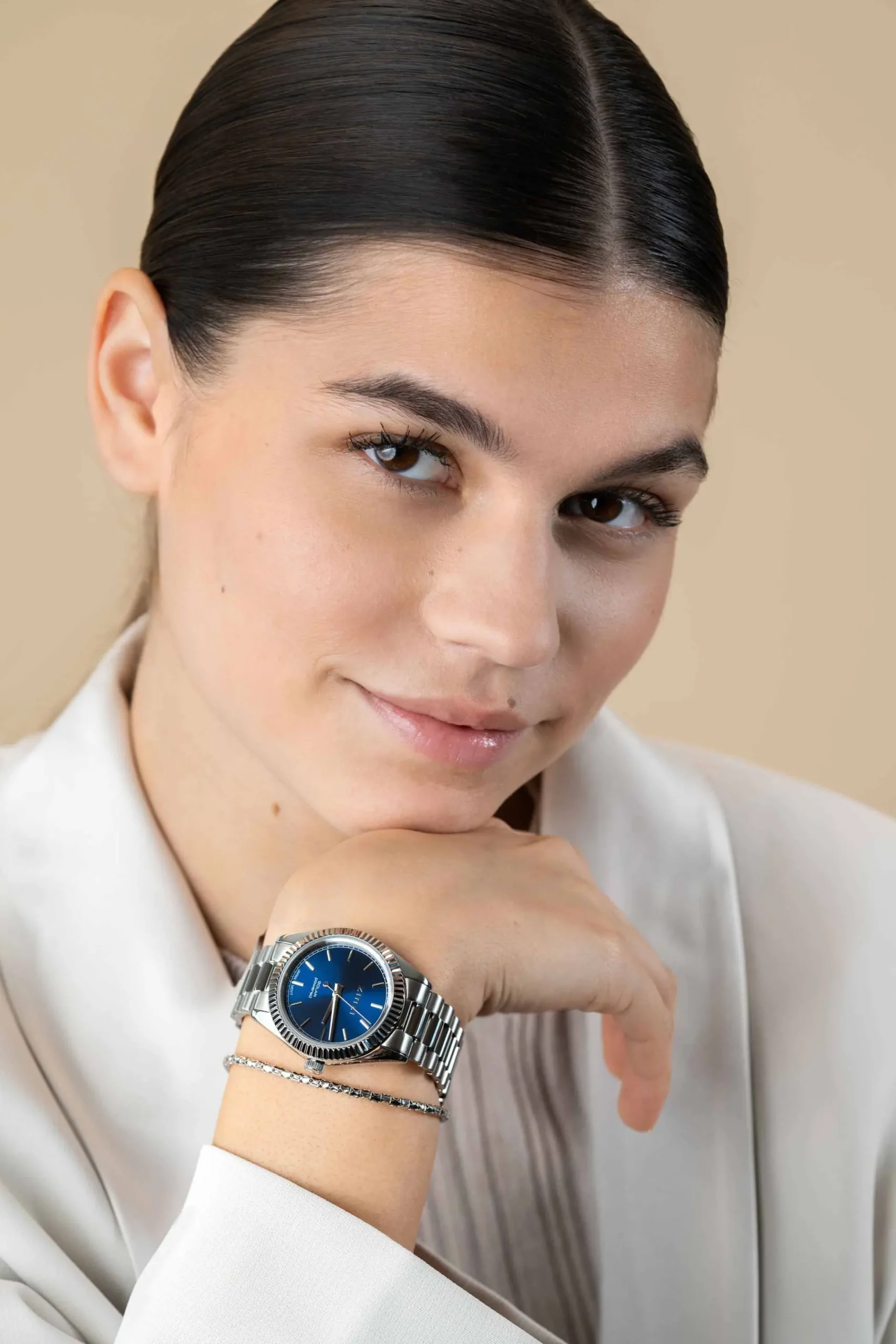 Discount Zinzi Solaris horloge met blauwe wijzerplaat, stalen kast 35mm en stalen band met clip-sluiting. Het Japanse uurwerk loopt op zon- en kunstlicht ZIW2155