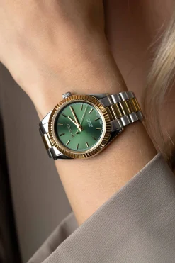 Online Zinzi Solaris horloge met groene wijzerplaat, stalen bicolor kast 35mm en stalen bicolor band met clip-sluiting. Het Japanse uurwerk loopt op zon- en kunstlicht ZIW2135