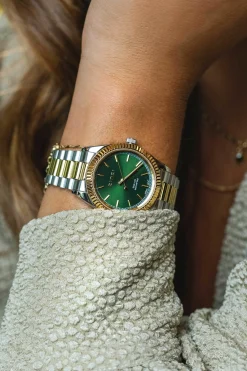 Online Zinzi Solaris horloge met groene wijzerplaat, stalen bicolor kast 35mm en stalen bicolor band met clip-sluiting. Het Japanse uurwerk loopt op zon- en kunstlicht ZIW2135