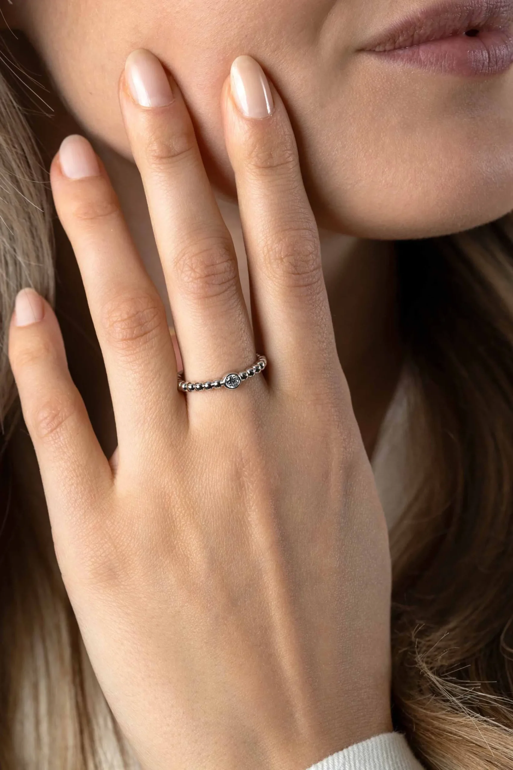 Hot Zinzi zilveren aanschuifring met bolletjes scheen en ronde zetting met witte zirconia ZIR2568