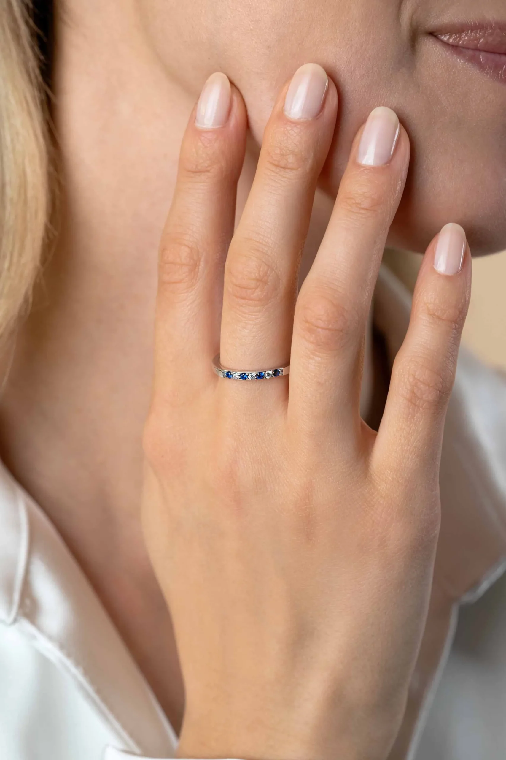 Discount Zinzi zilveren aanschuifring 2mm breed in chatonzettingen bezet met donkerblauwe kleurstenen en witte zirconia's ZIR2559