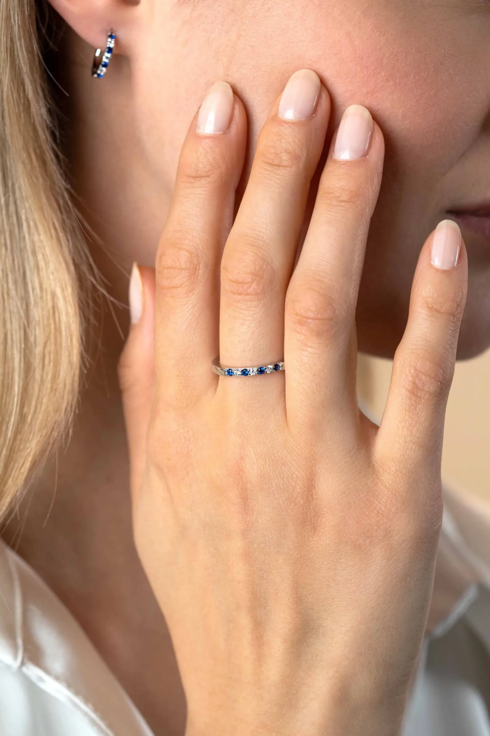Discount Zinzi zilveren aanschuifring 2mm breed in chatonzettingen bezet met donkerblauwe kleurstenen en witte zirconia's ZIR2559