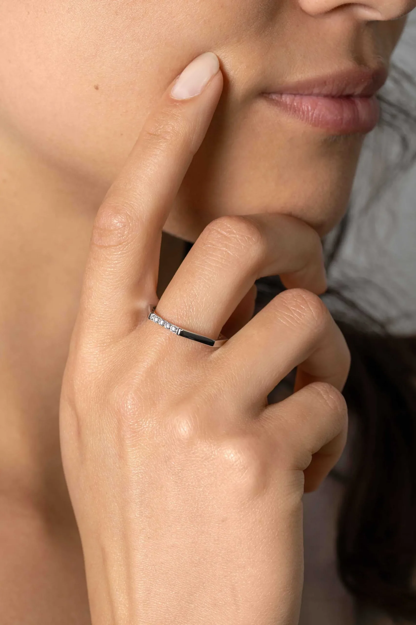 Discount Zinzi zilveren aanschuifring zeshoek gladde buis 2mm bezet met witte zirconia's ZIR2492