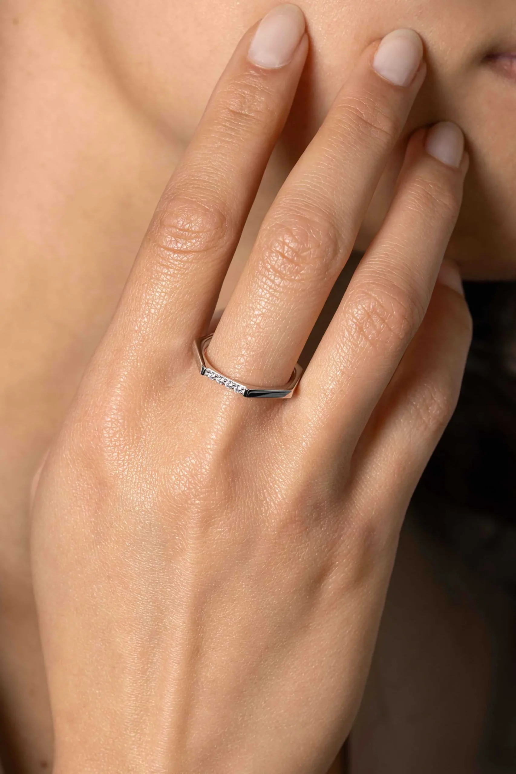 Discount Zinzi zilveren aanschuifring zeshoek gladde buis 2mm bezet met witte zirconia's ZIR2492