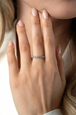 Clearance Zinzi zilveren aanschuifring met sierlijke Infinity schakels, bezet met witte zirconia's 2,8mm breed ZIR2500Z