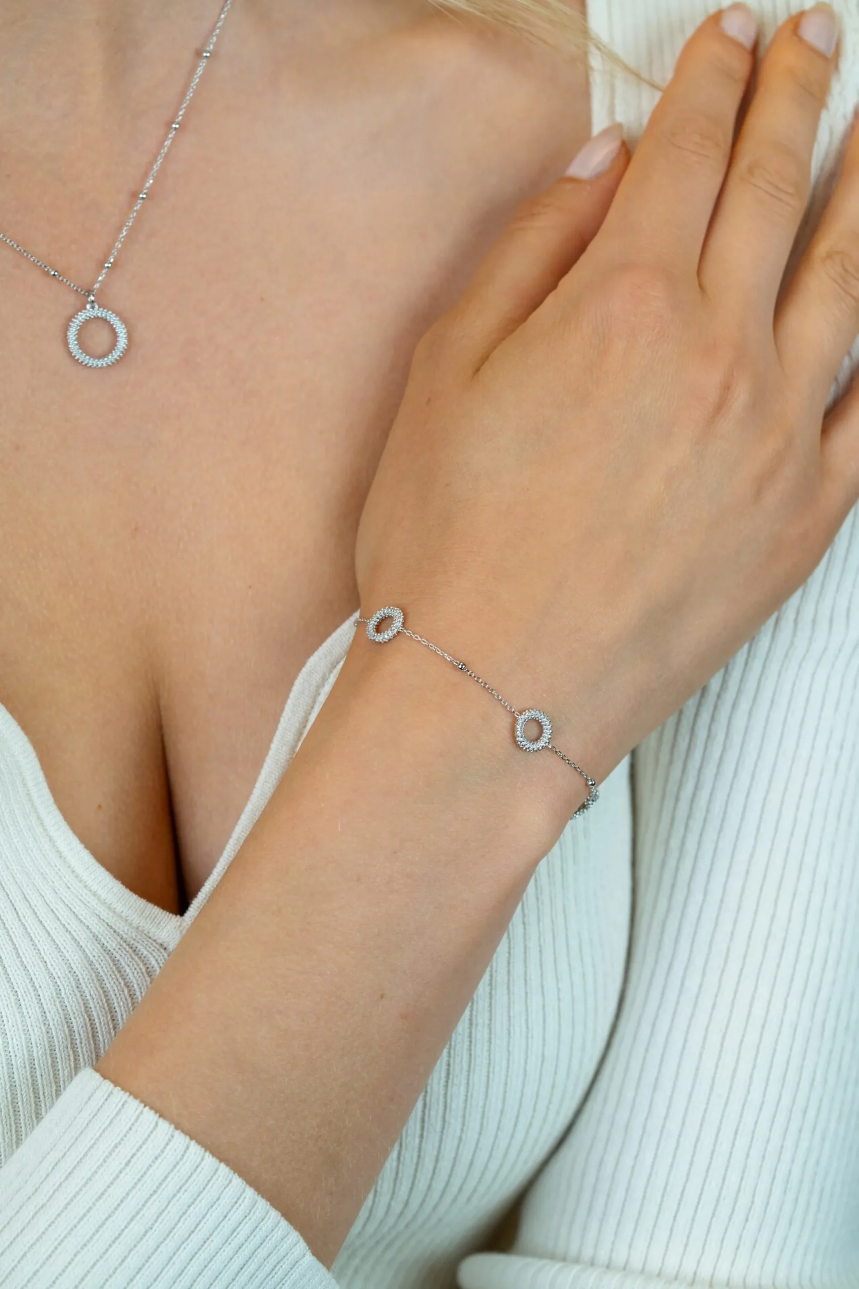 Discount Zinzi zilveren armband met drie open rondjes (8,5mm) voorzien van een bolstructuur 17-20cm ZIA2704