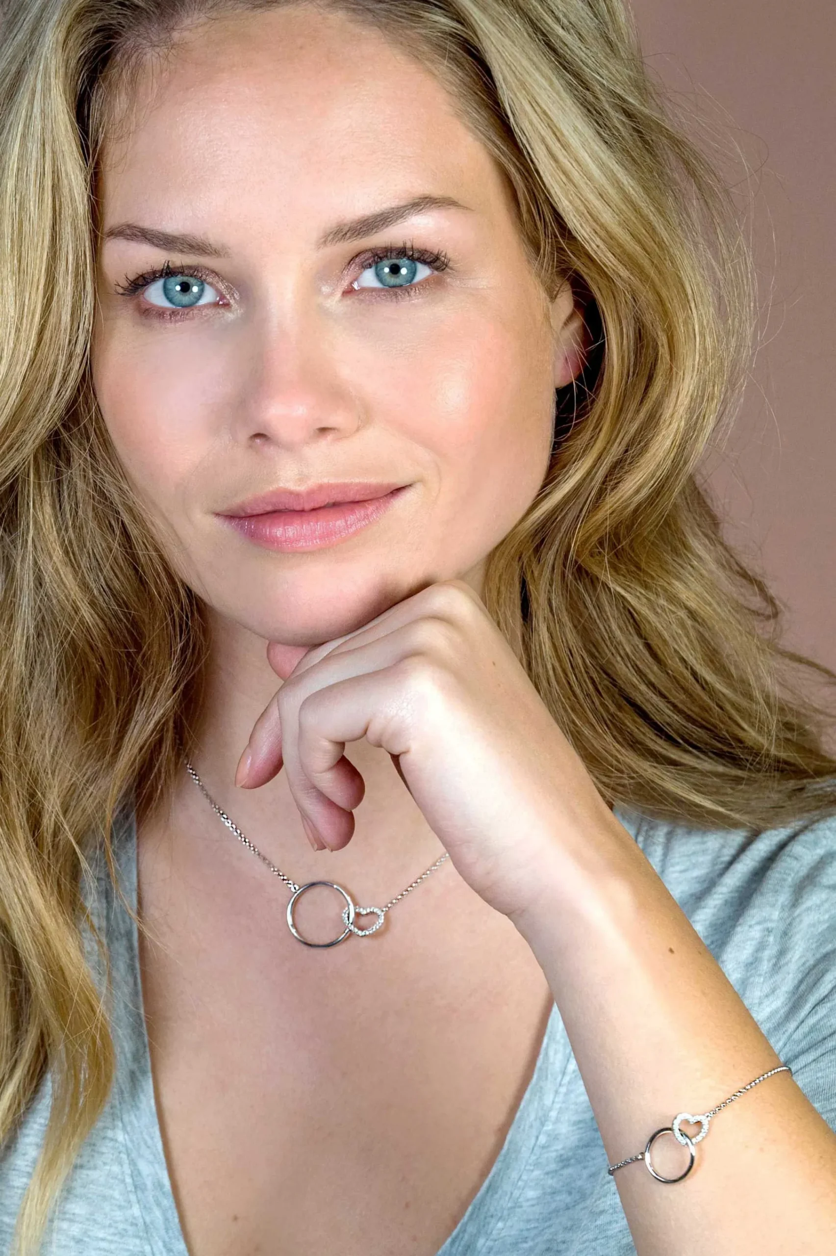 Best Zinzi zilveren armband open rond en hart in elkaar wit ZIA1483