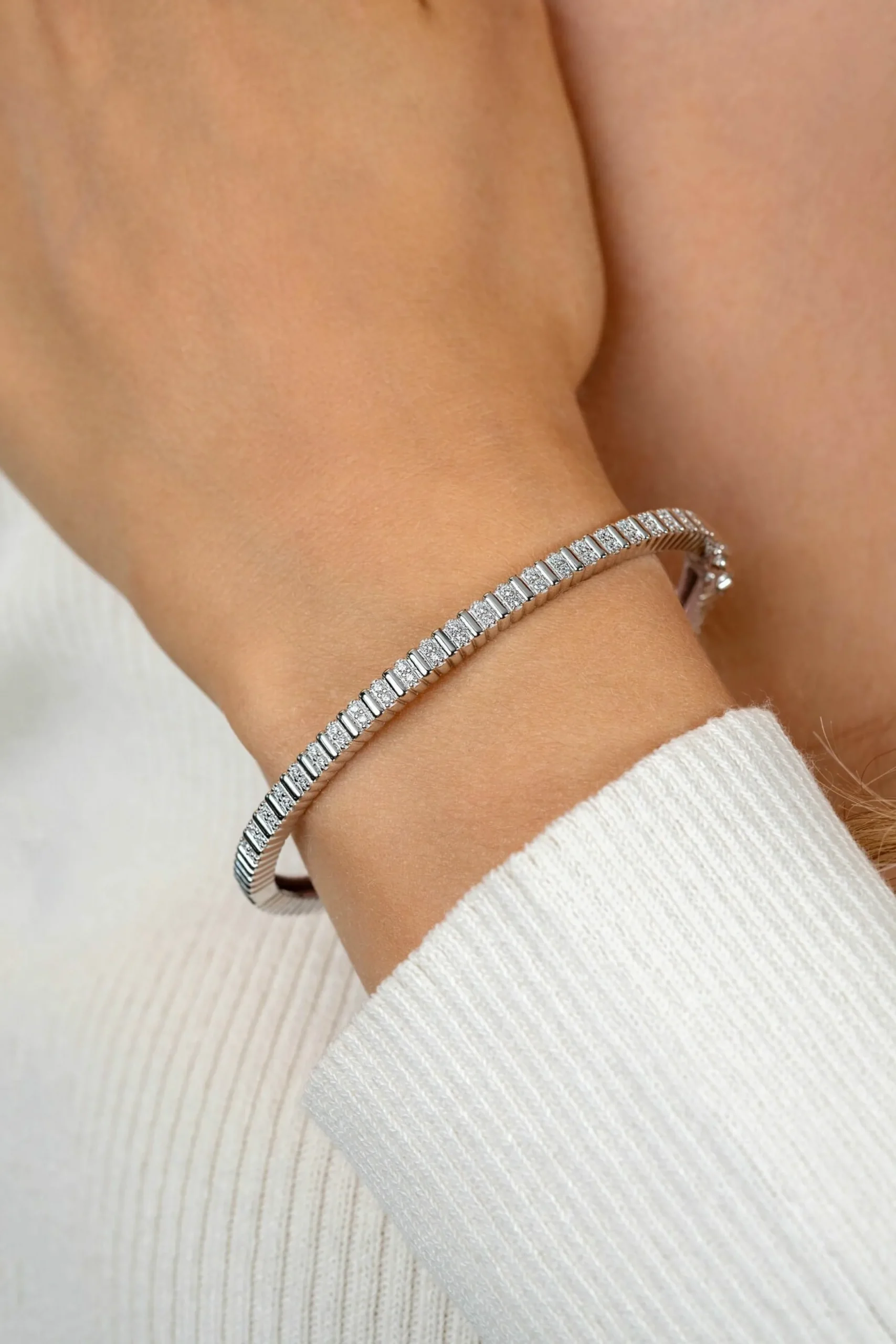 Sale Zinzi zilveren bangle armband 4mm breed, bezet met witte zirkonia's 60mm ZIA2686